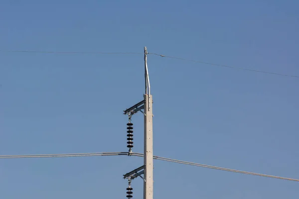 青い空の背景に電柱を持つ電源ライン装置 — ストック写真