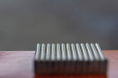 Doğal arka planda yeni tırnak paneli.