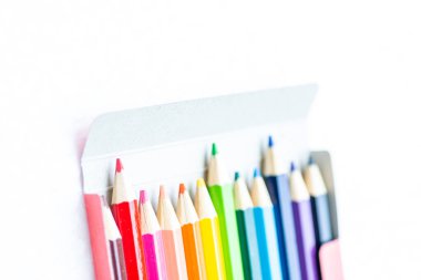 Beyaz arkaplanda çizim yapmak için renkli kalemler kümesi.