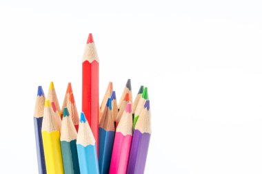 Beyaz arkaplanda izole edilmiş renkli kalemler.