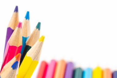 Beyaz arkaplanda izole edilmiş renkli kalemler.