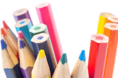 Beyaz arkaplanda izole edilmiş renkli kalemler.