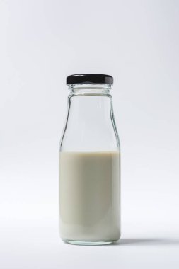 Modelleme için beyaz arka planda süt şişesi. Sağlık hizmetleri kavramı.