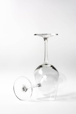 Beyaz gri arka planda izole edilmiş boş şarap kadehi.