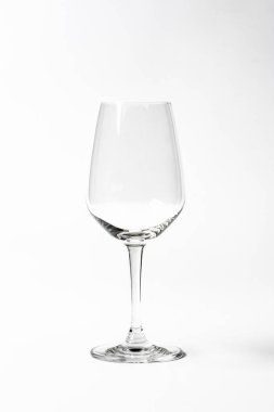 Beyaz gri arka planda izole edilmiş boş temiz şarap kadehi.