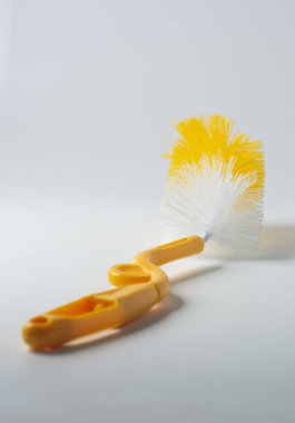 Beyaz arka planda sarı şişe fırçası. Sağlık hizmeti kavramı.