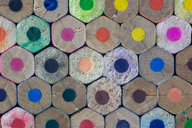 Renkli kalemlerin makro ayrıntıları, eğitim konsepti, okula dönüş.