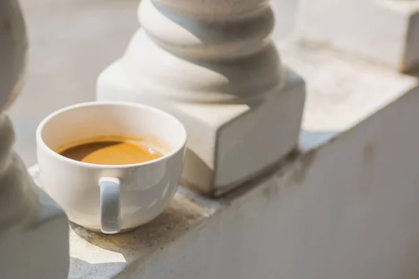 Taza Café Blanco Sobre Fondo Luz Natural —  Fotos de Stock