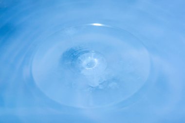 Mavi arkaplan üzerine kopyalama alanı olan soyut su damlası.