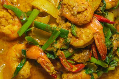 Doğal ışık arka planında köri tozlu kızarmış karides.