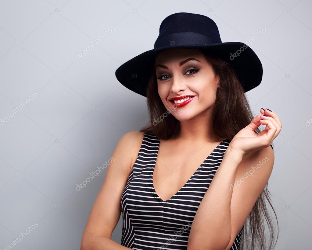 ブルーを黒のエレガントな帽子で幸せの笑みを浮かべて女性モデル ストック写真 C Nastia19