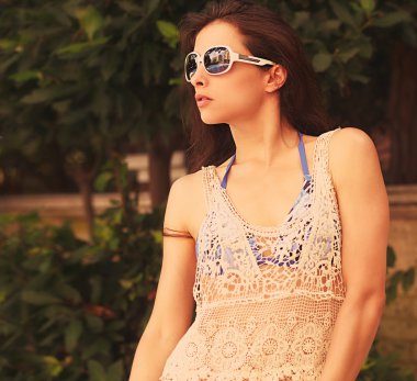 seksi kadın modeli ağaçlar yakınındaki yaz arka plan açık havada poz. Vintage portre