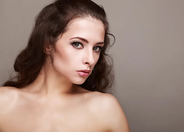 Krásný make-up žena s dlouhými řasami a kudrnaté vlasy Stock Fotografie