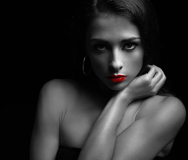 Zwart-wit kunst portret van sexy vrouwelijke model met rode lippen — Stockfoto