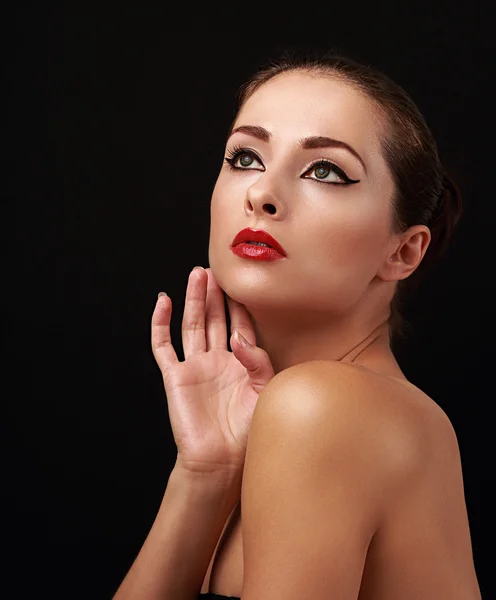 Maquillaje sexy modelo femenino mirando hacia arriba y tocando la piel de la cara perfecta —  Fotos de Stock