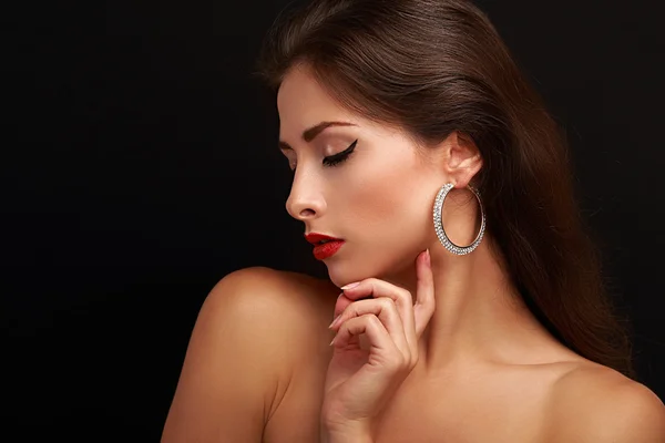 Hermosa mujer maquillaje perfil de la cara con los ojos cerrados. Delineador de ojos negro y lápiz labial rojo . —  Fotos de Stock