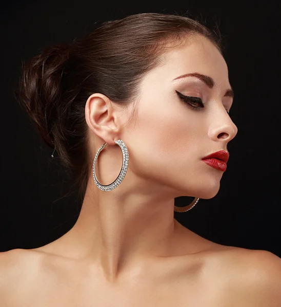 Hermoso perfil de cara de mujer en pendientes de moda con peinado elegante — Foto de Stock