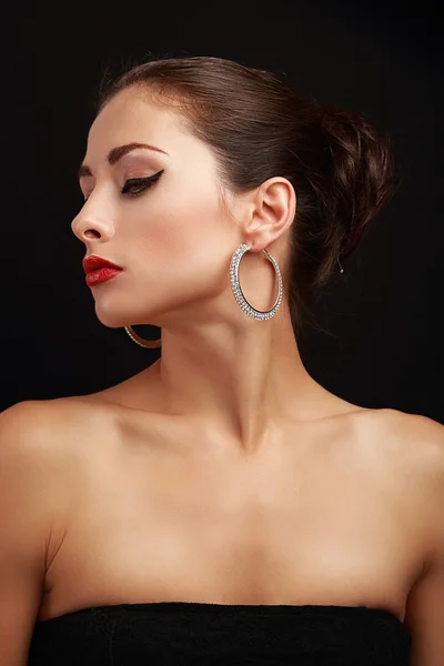 Hermoso perfil de cara modelo femenino en pendientes de anillo de moda buscando —  Fotos de Stock