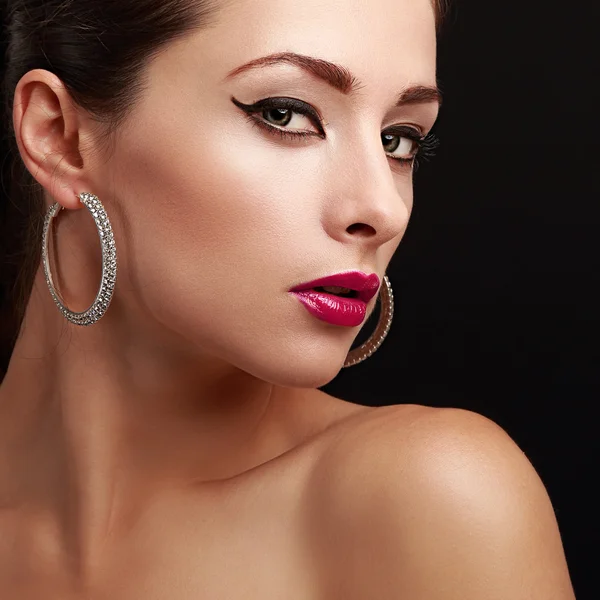 Sexy female model face. Closeup. Bright makeup. Pink lips and eyeliner — Stock Photo, Image