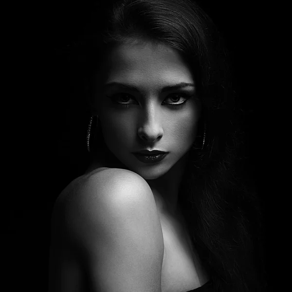 Seksualne makijaż kobieta modelu pozowanie. Portret czarno-białe — Zdjęcie stockowe