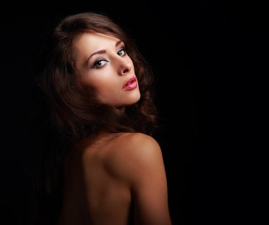 Güzel makyaj duygu kadın yüzü siyah üzerinde seyir