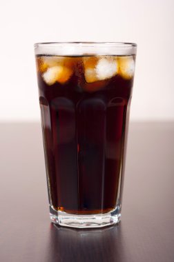 Cola içecek gözlük