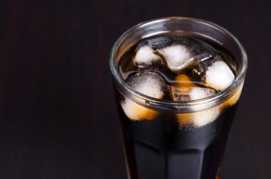 Cola içecek gözlük