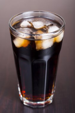 Cola içecek gözlük