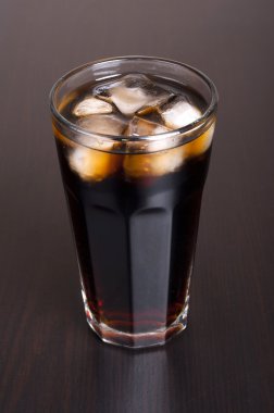 Cola içecek gözlük