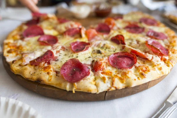 Pizza na mesa — Fotografia de Stock