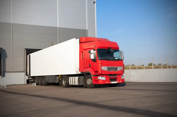 Truck on warehouse — Stock Photo, Image