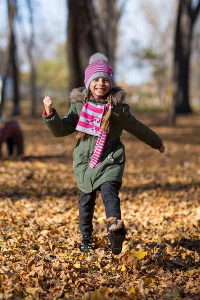 Little girl  run in park. — Stock Photo, Image