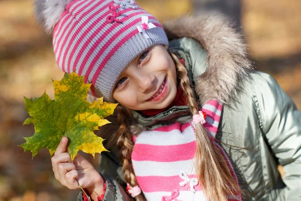 Little girl in park. — Stock Photo, Image