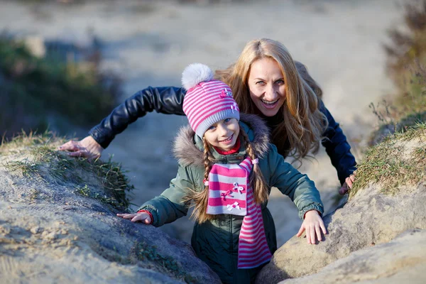 Genç anne ve kızı sonbahar Park