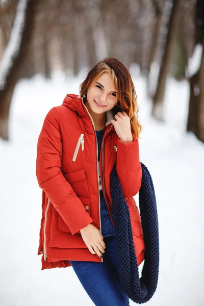 Mooie vrouw in winter park foto. — Stockfoto