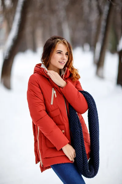 Mooie vrouw in winter park foto. — Stockfoto