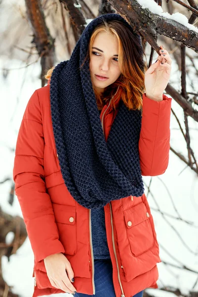 Portrait of a young and beautiful  woman in a winter park. — Stock Photo, Image