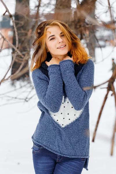 Mooie vrouw in winter park foto. — Stockfoto