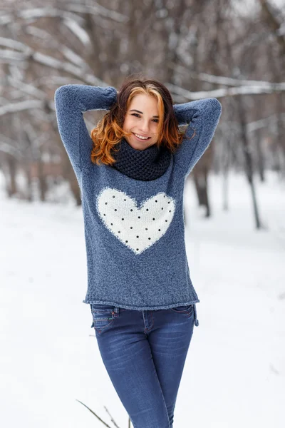 Photo beautiful woman in winter park. — Stock Photo, Image