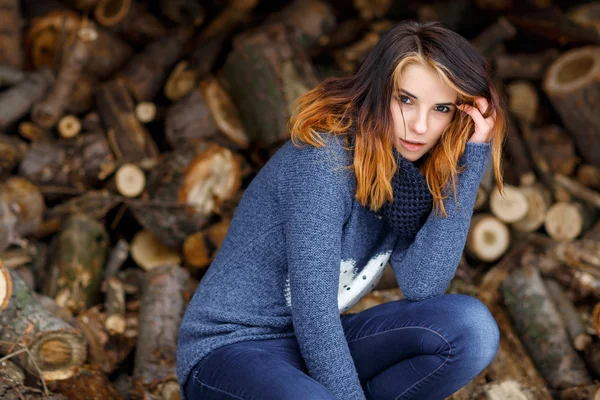 Attractive beautiful girl in the forest. — Stock Photo, Image