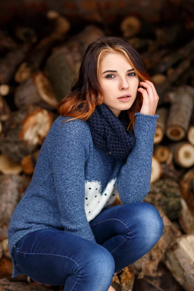 Attrayant belle fille dans la forêt . — Photo