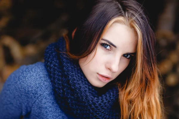 Portret van een mooi meisje in een winterpark. — Stockfoto
