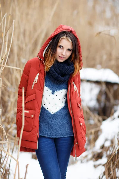Porträtt av en vacker flicka i en vinterpark. — Stockfoto