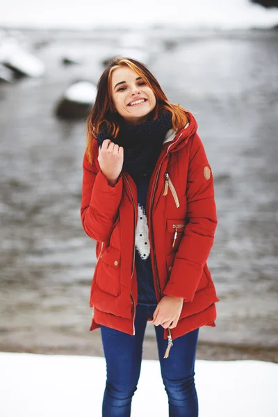 Cheerful, beautiful girl in the park. — Stock Photo, Image