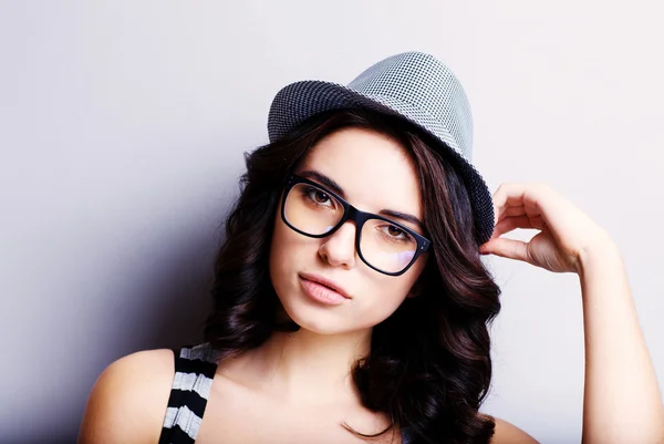 Menina bonita em um chapéu e óculos . — Fotografia de Stock