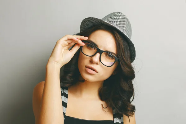 Vacker flicka i en hatt och glasögon. — Stockfoto