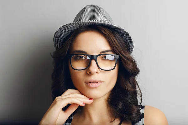 Menina bonita em um chapéu e óculos . — Fotografia de Stock