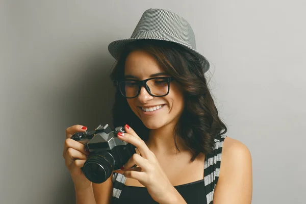 Belle fille dans un chapeau avec caméra . — Photo