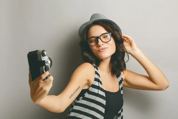 Kamera ile şapkalı güzel kız.