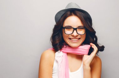 Güzel kız bir şapka ve gözlük.